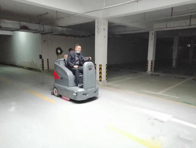 舟山小区物业保洁不用人力改用驾驶式洗地机了